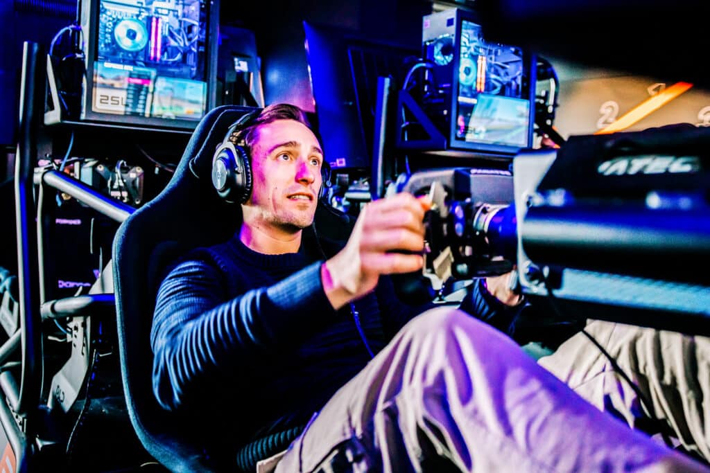 Man aan het sim racen bij racesquare op CM.com Circuit Zandvoort
