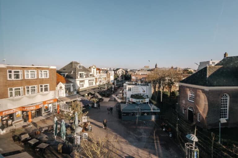 Bovenaanzicht van het Kerkplein in Zandvoort met uitzicht op restaurant Brazee