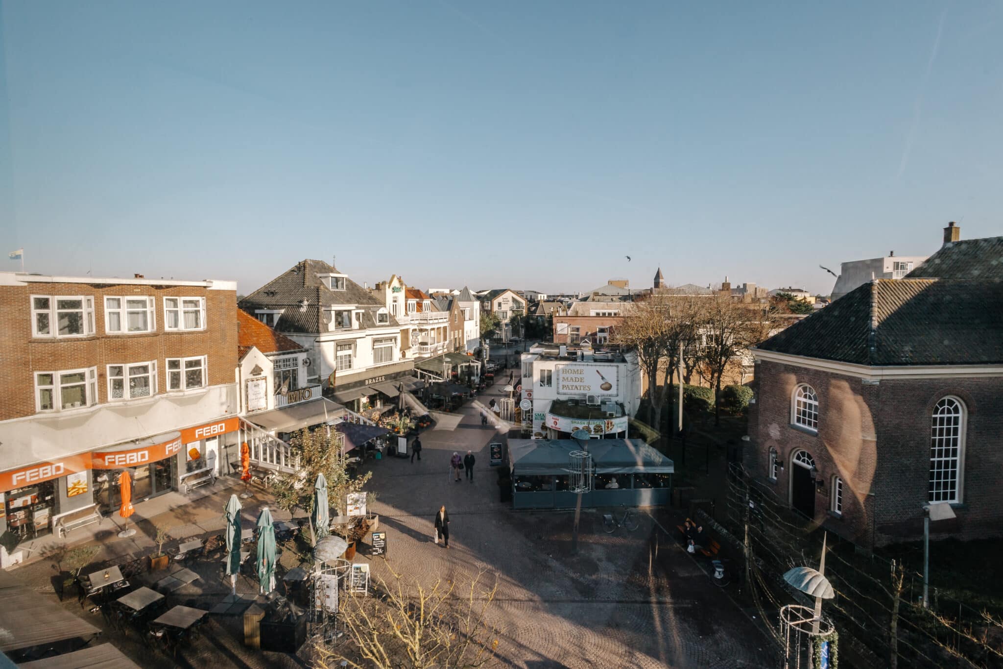 Bovenaanzicht van het Kerkplein in Zandvoort met uitzicht op restaurant Brazee