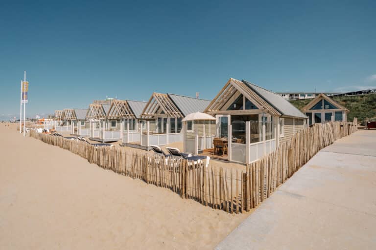 Strandhuisjes op het strand bij Thalassa