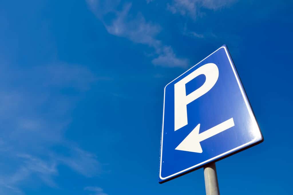 Koop je parkeerticket - Parkeerbord in Zandvoort tegen een blauwe lucht