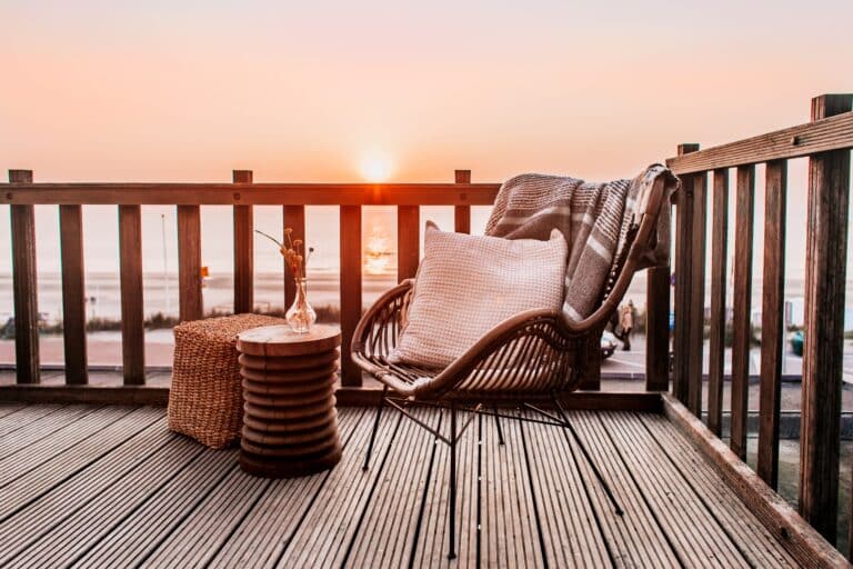 Overnachten bij Boulevard 5 met uitzicht op de zee met zonsondergang.