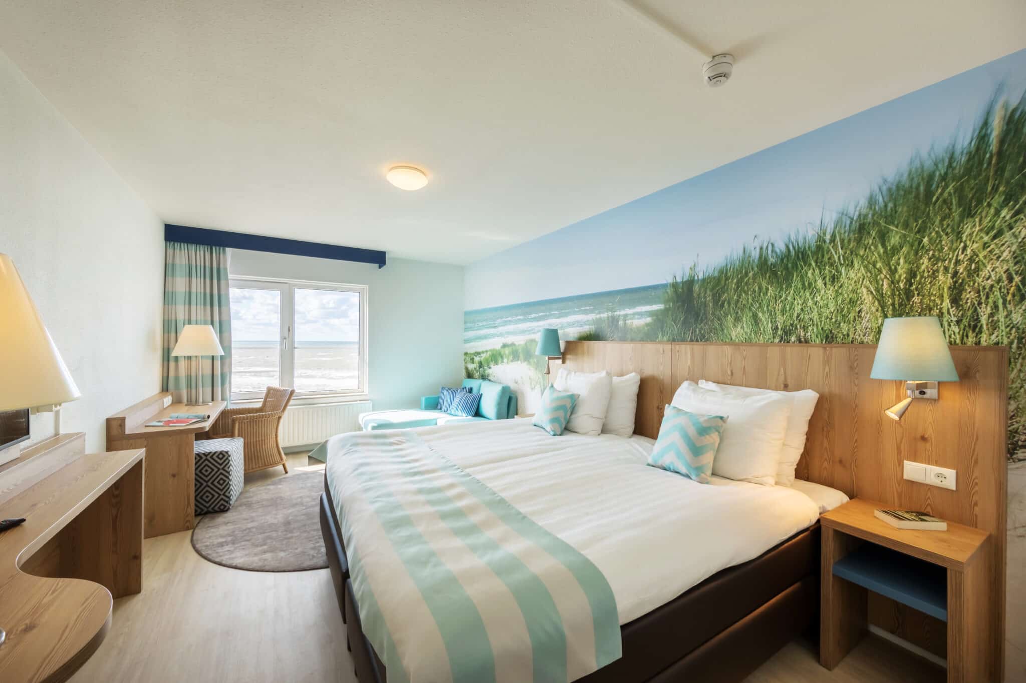 Kamer in het Center Parcs Strandhotel met uitzicht op zee.