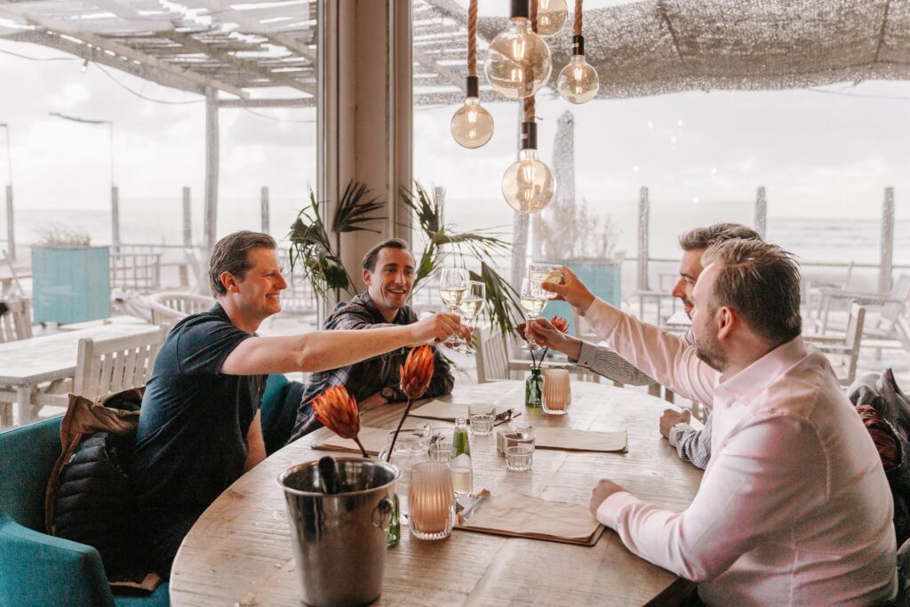48-uur-zandvoort 4 vrienden aan tafel voor het diner tijdens een vriendenweekend arrangement