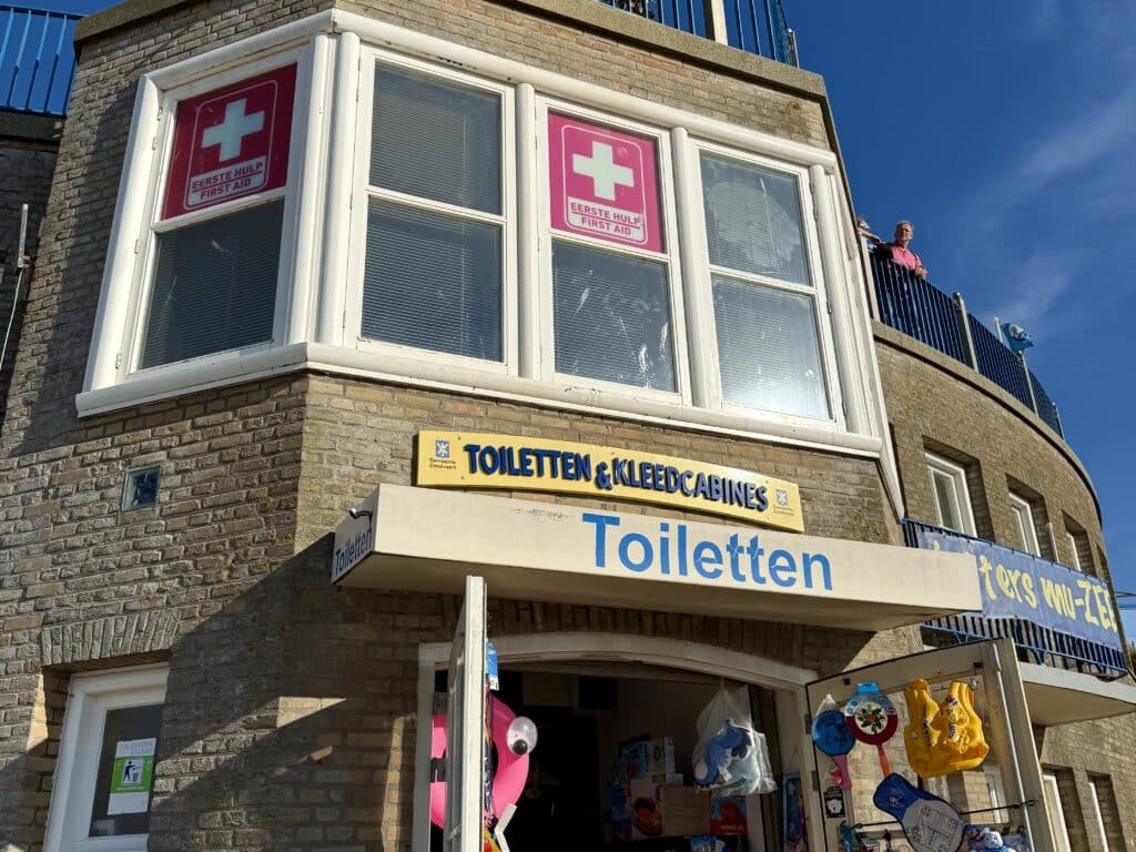 Openbaar gebouw de Rotonde in Zandvoort met openbare toiletten, kleedcabines en EHBO post