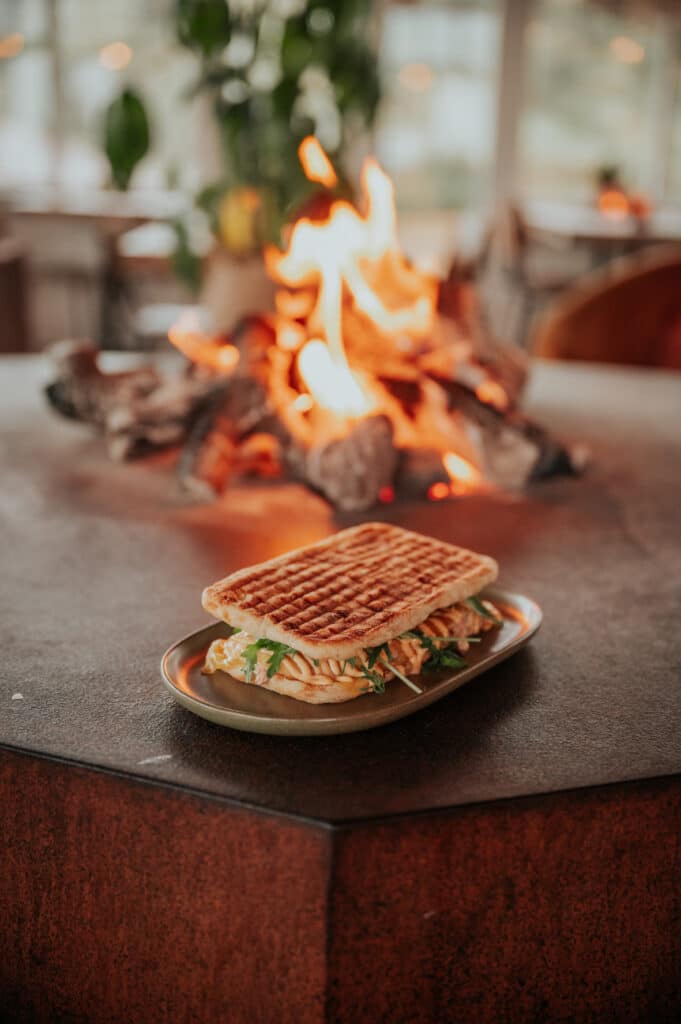 Eten voor de open haard bij Nius Beach house