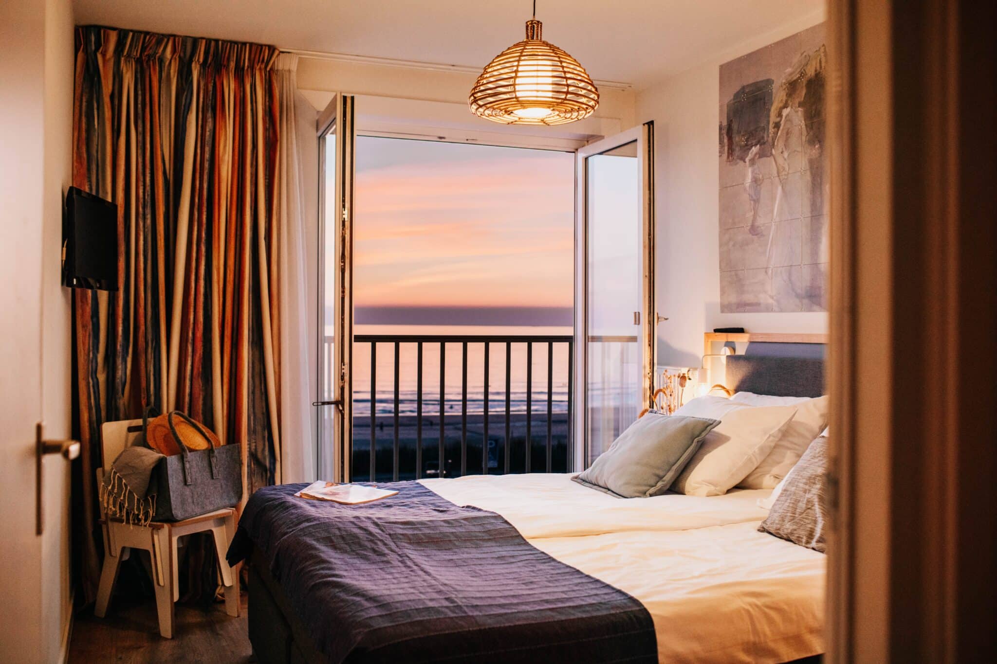 Hotelkamer met zeezicht in Zandvoort en uitzicht op het strand en de Noordzee.