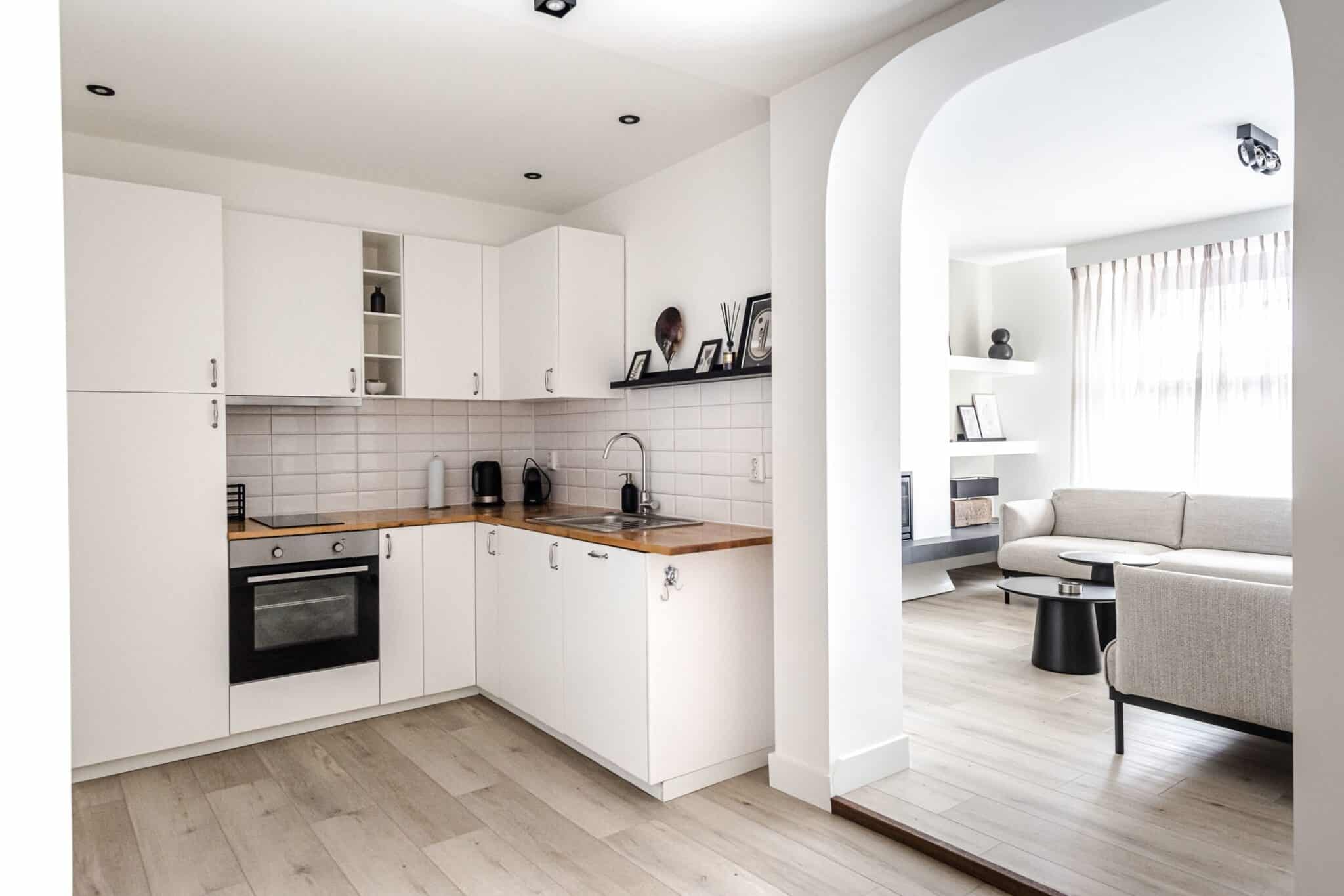 Keuken met op de achtergrond de woonkamer van appartement Sack time 1 in het centrum van Zandvoort aan de kerkstraat