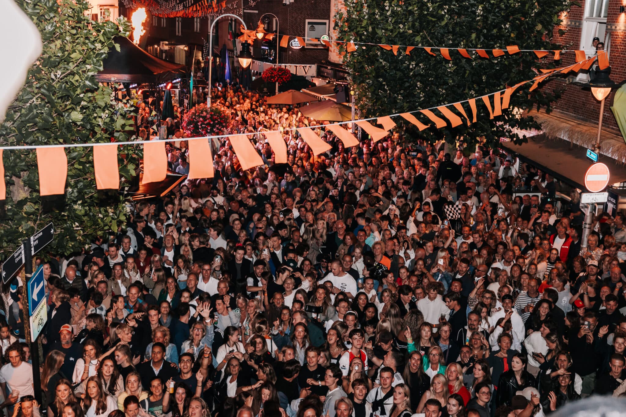 Haltestraat vol mensen tijdens het Zandvoort Racefestival